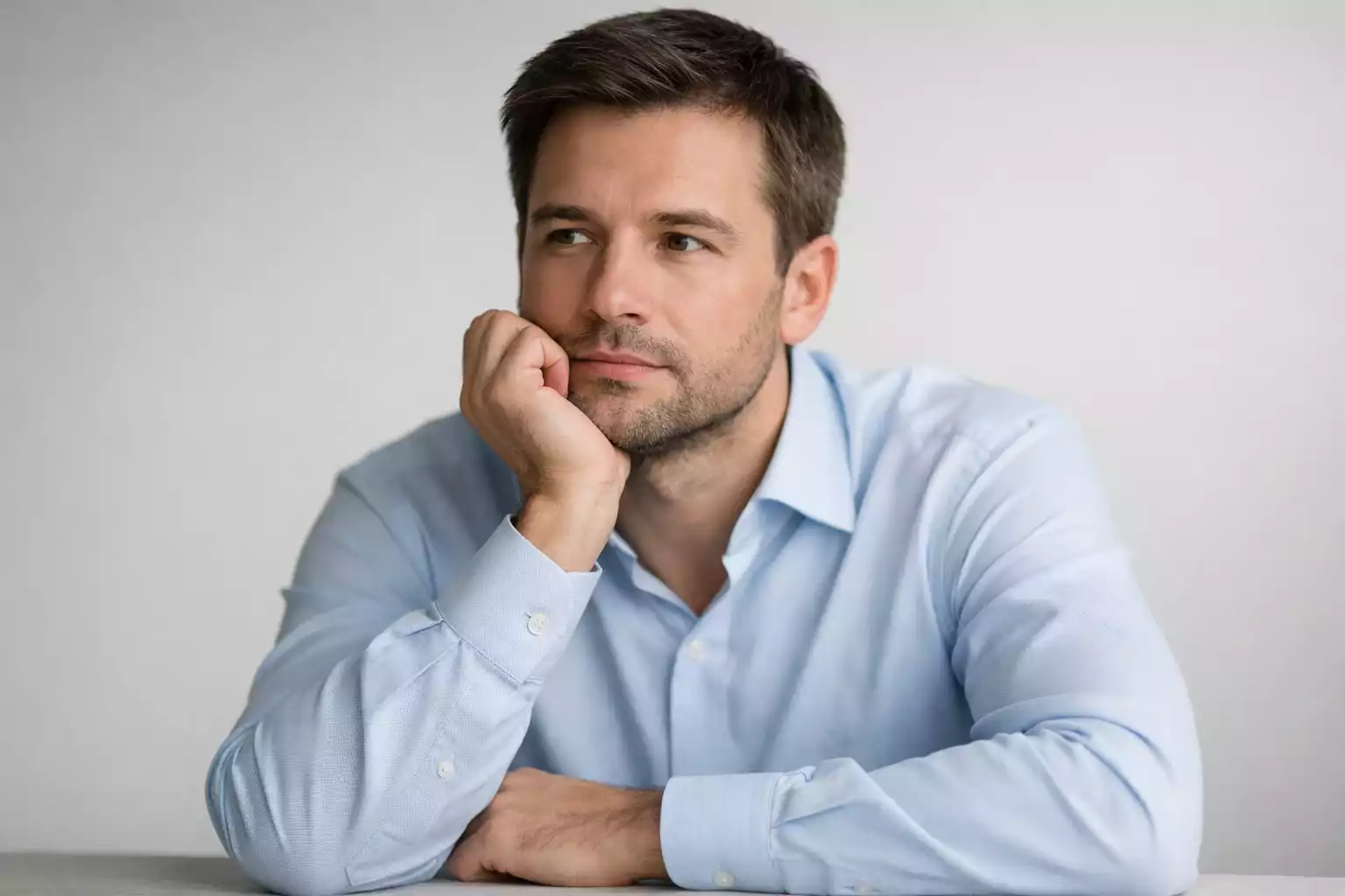 Persona reflexionando con expresión concentrada mientras evalúa decisiones de apuestas